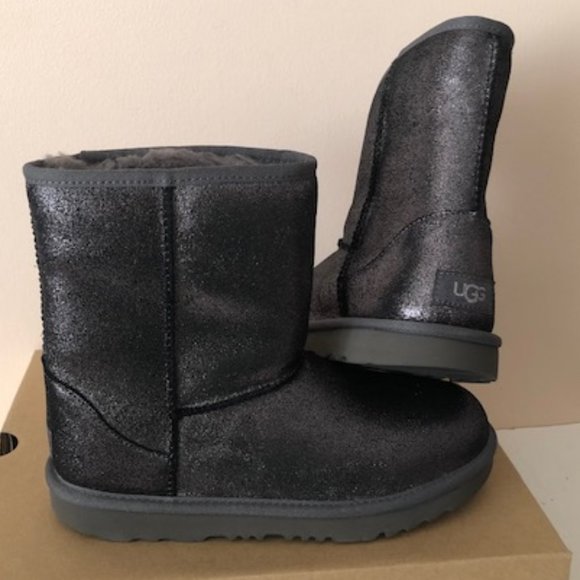 UGG Classic II Short Water Resistant Metallic Glitter boots. Size: 8 - Picture 3 of 11